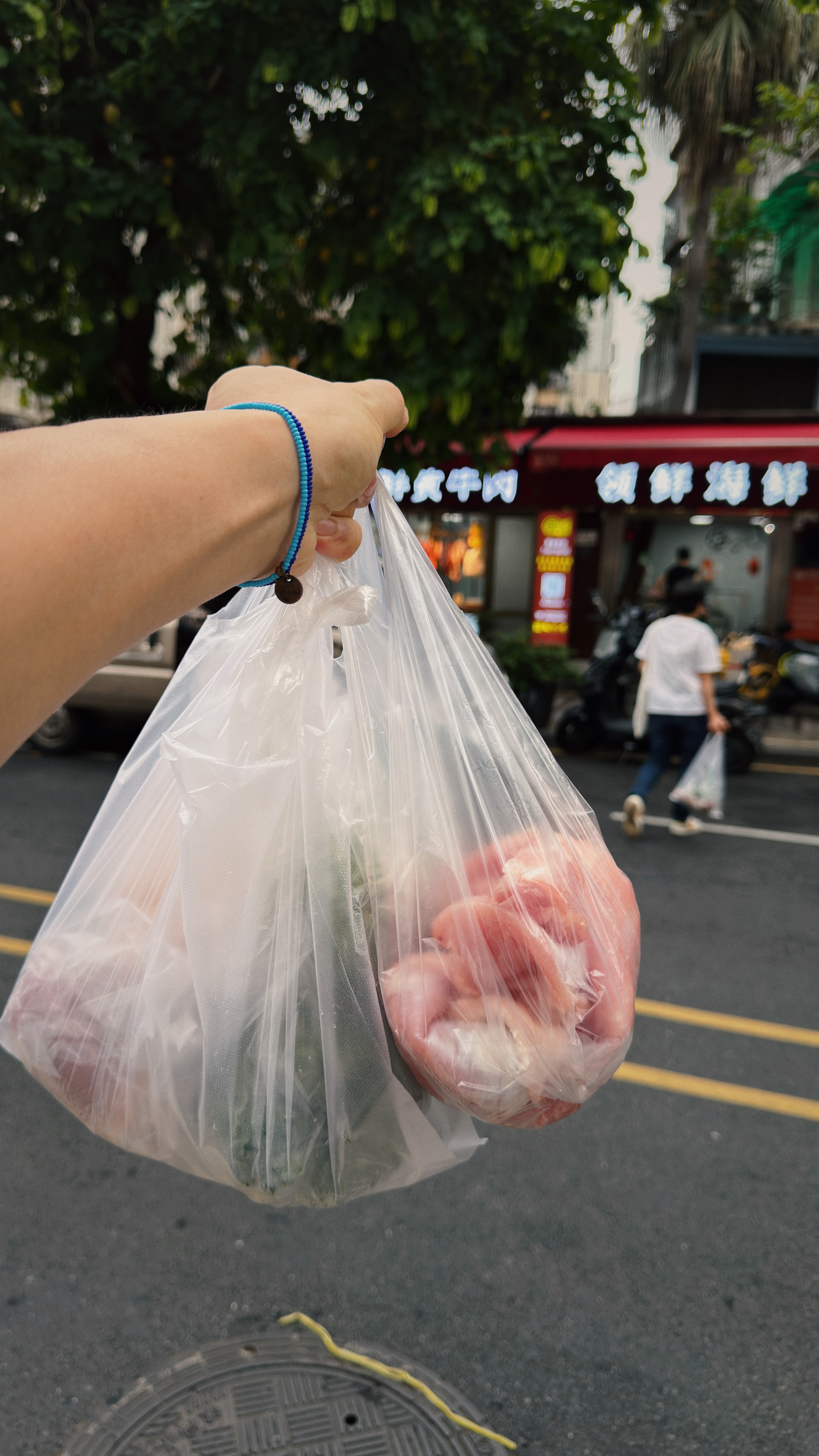 当然也不能白这么早出来，开完药之后罗湖大老李直奔菜市场，扫荡了所有的板筋。“老板