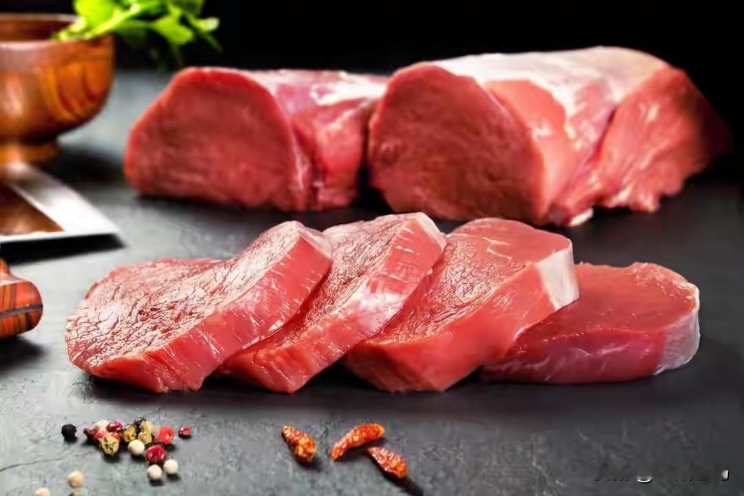 健身想长肌肉，吃对食物很关键。蛋白质得安排上，鸡胸肉就是个好选择，每 100 克