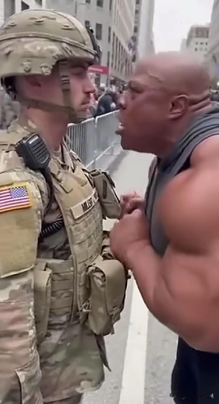 鹰酱还真有这样的人，敢去挑衅正在执勤国民警卫队士兵。
这个有八块腹肌的美国男子，