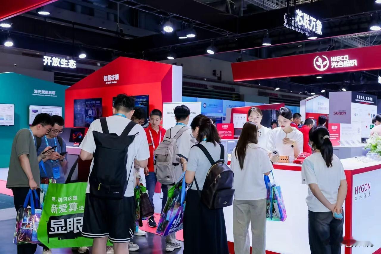 HPC最狠的展台，直接把“科研落地”搬上来了！
上午和朋友俩去深圳CCF HPC
