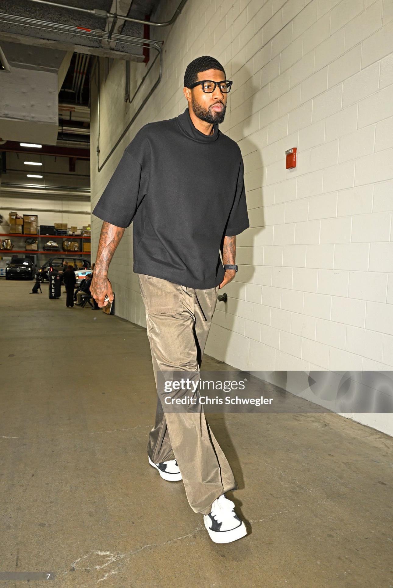 “眼镜泡返场”！分享今日份赛前抵达球馆时的泡椒～ Photo via Getty