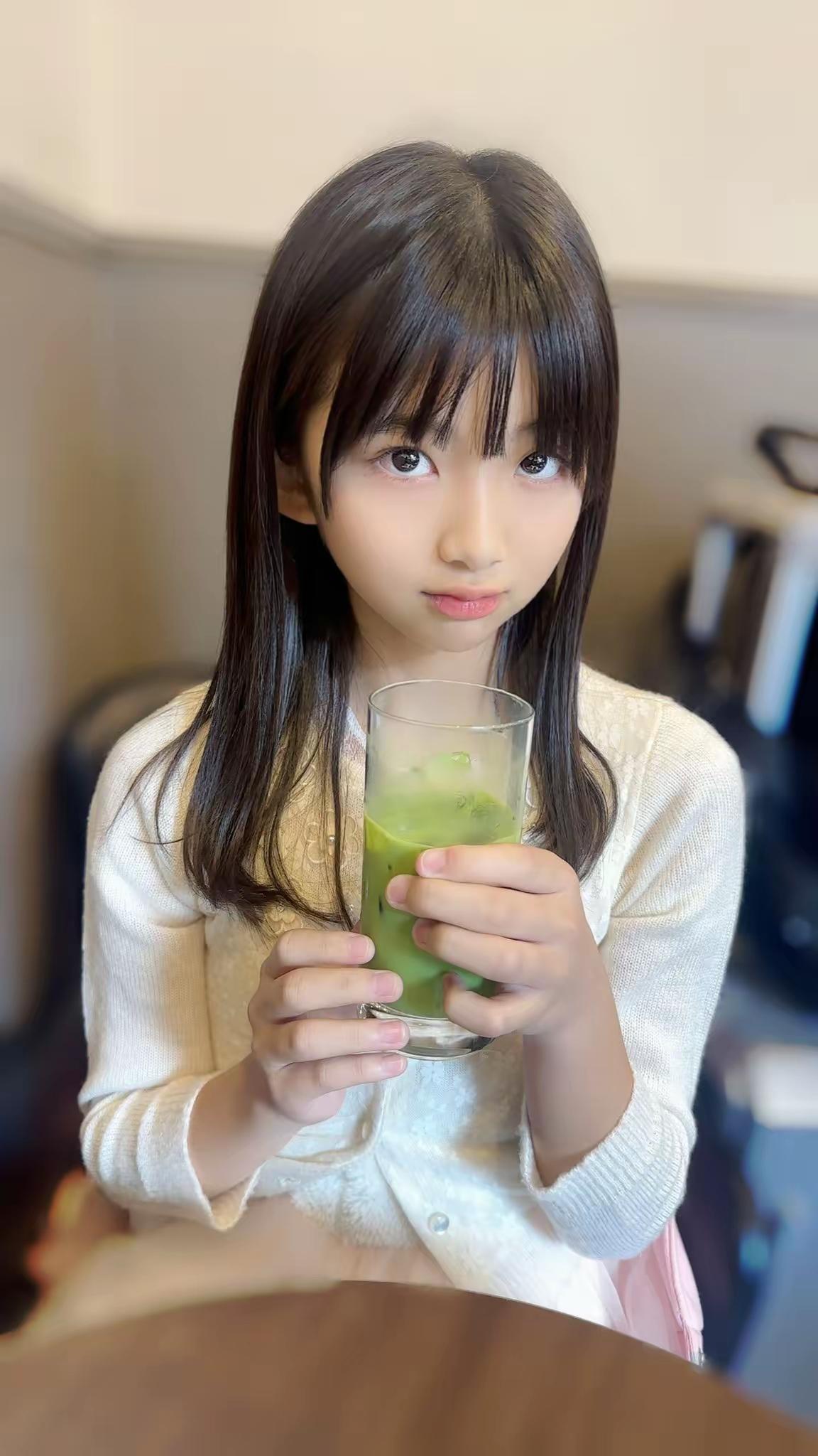 清新少女，手持抹茶拿铁