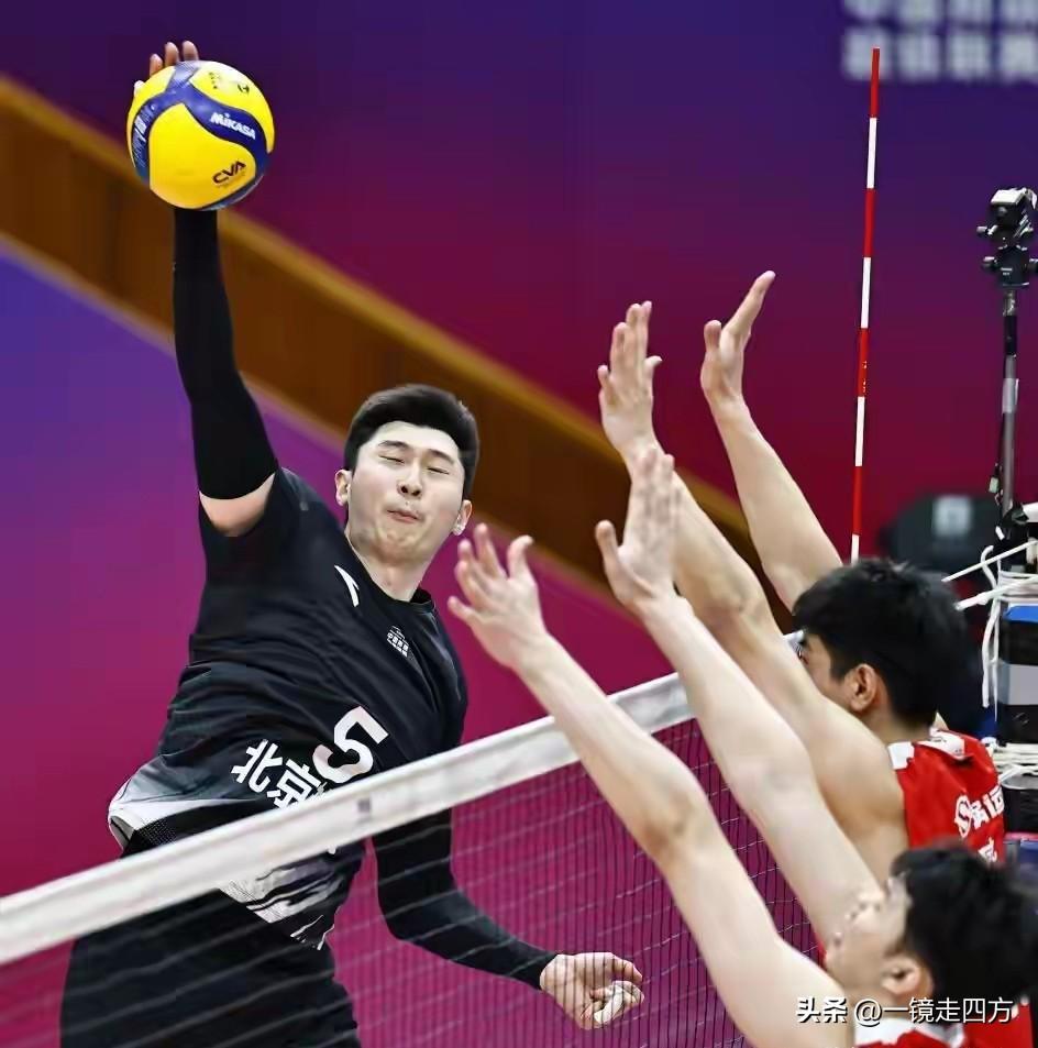 男排超级联赛A级7至8名排位赛第二回合，北京男排坐镇主场以25-20、28-26