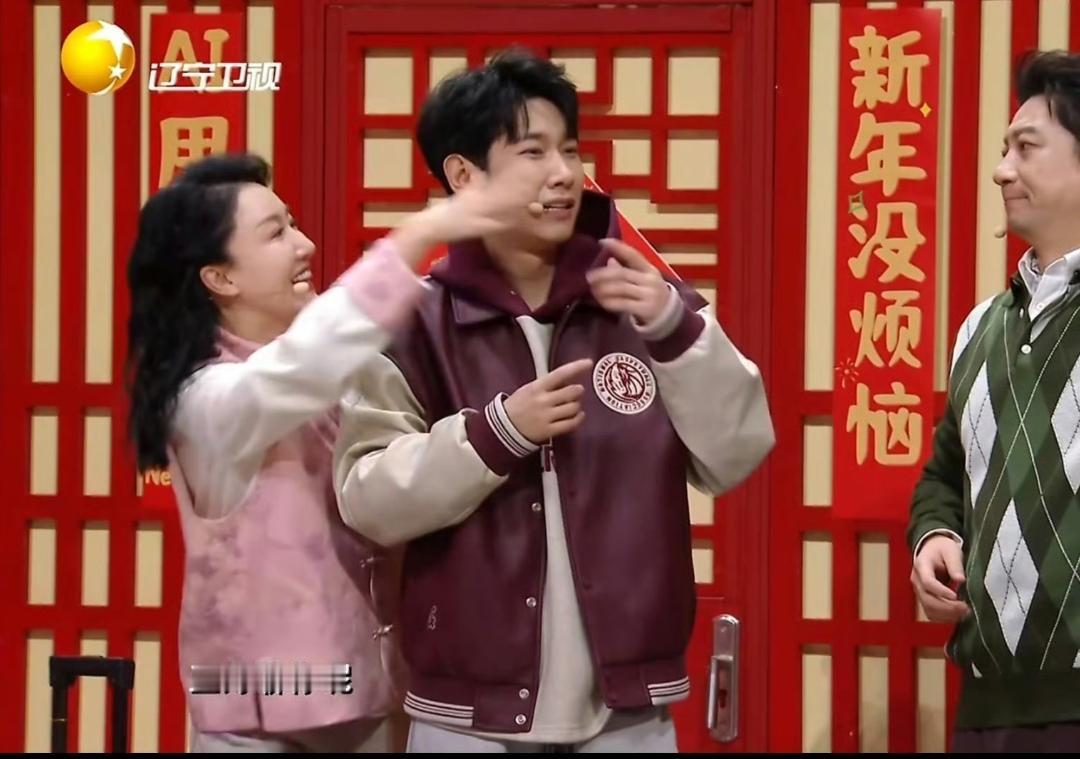 小品里插广告辽视春晚一开播就冲上收视率榜首。

看到不少网友吐槽。广告泛滥、小品