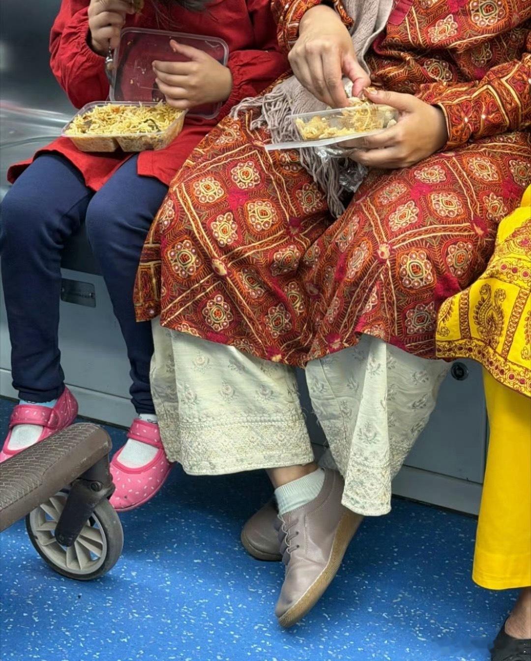 深圳地铁回应印度人在车上吃手抓饭基本是各大城市的地铁都不允许乘客饮食，北京、上海