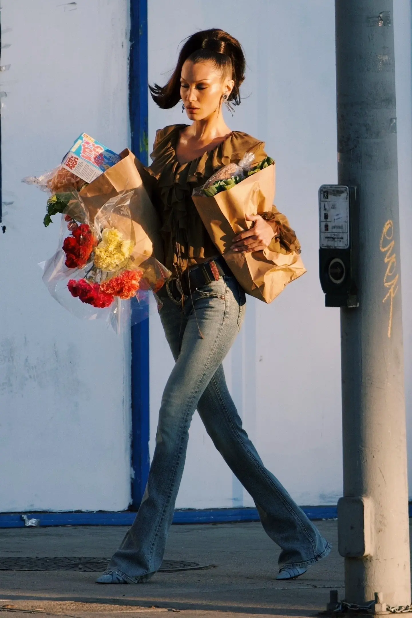 下班就看到这组街拍是我的福报！Bella Hadid今日洛杉矶大片拍摄...