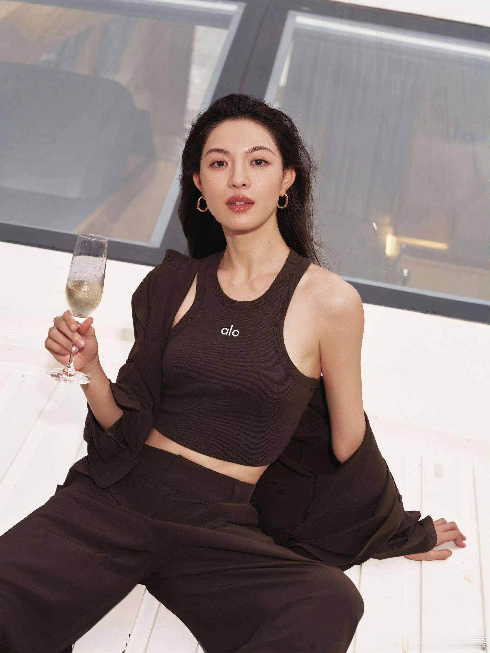 钟楚曦像是从健身房直接过来了 对比以往的活动造型，钟楚曦今天的搭配完全换了风格，