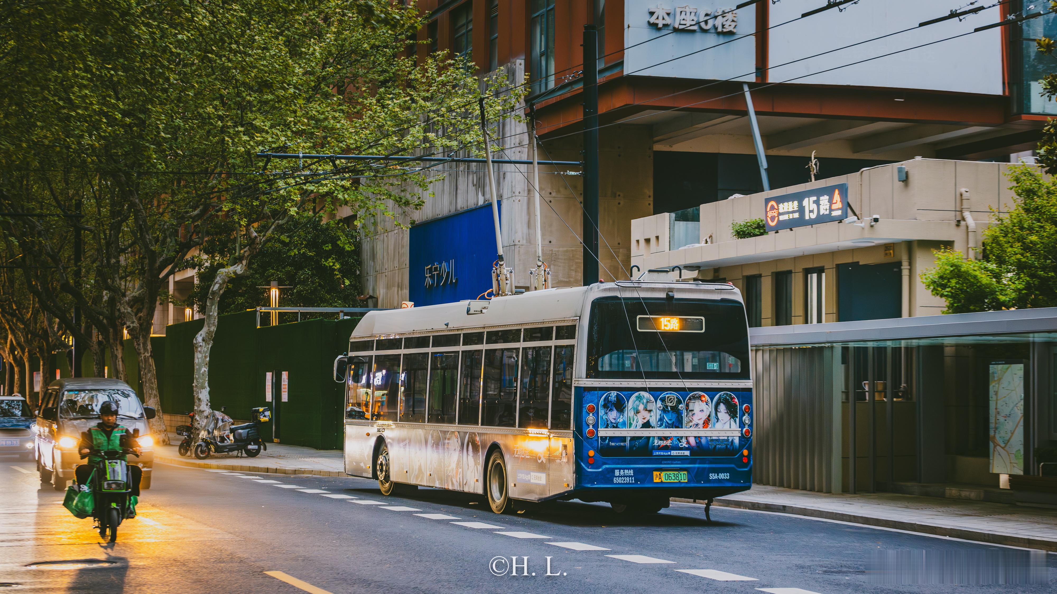 无期迷途广告登上无轨电车15路、23路。 