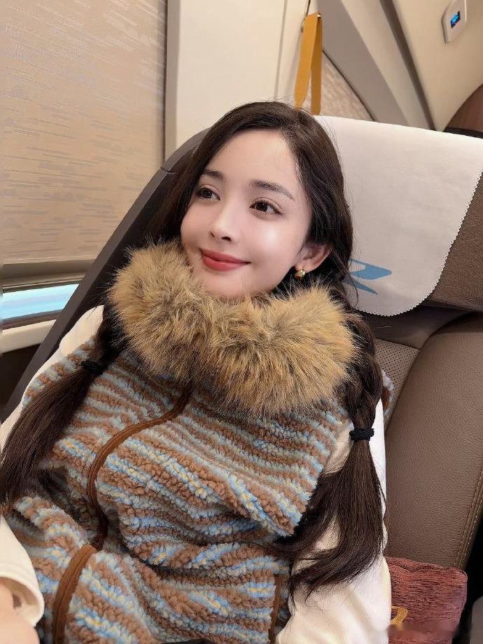 娜扎冬至自拍 娜扎的自拍氛围感拉满！清透妆容搭配温柔眉眼，每一张都像画报，完全长