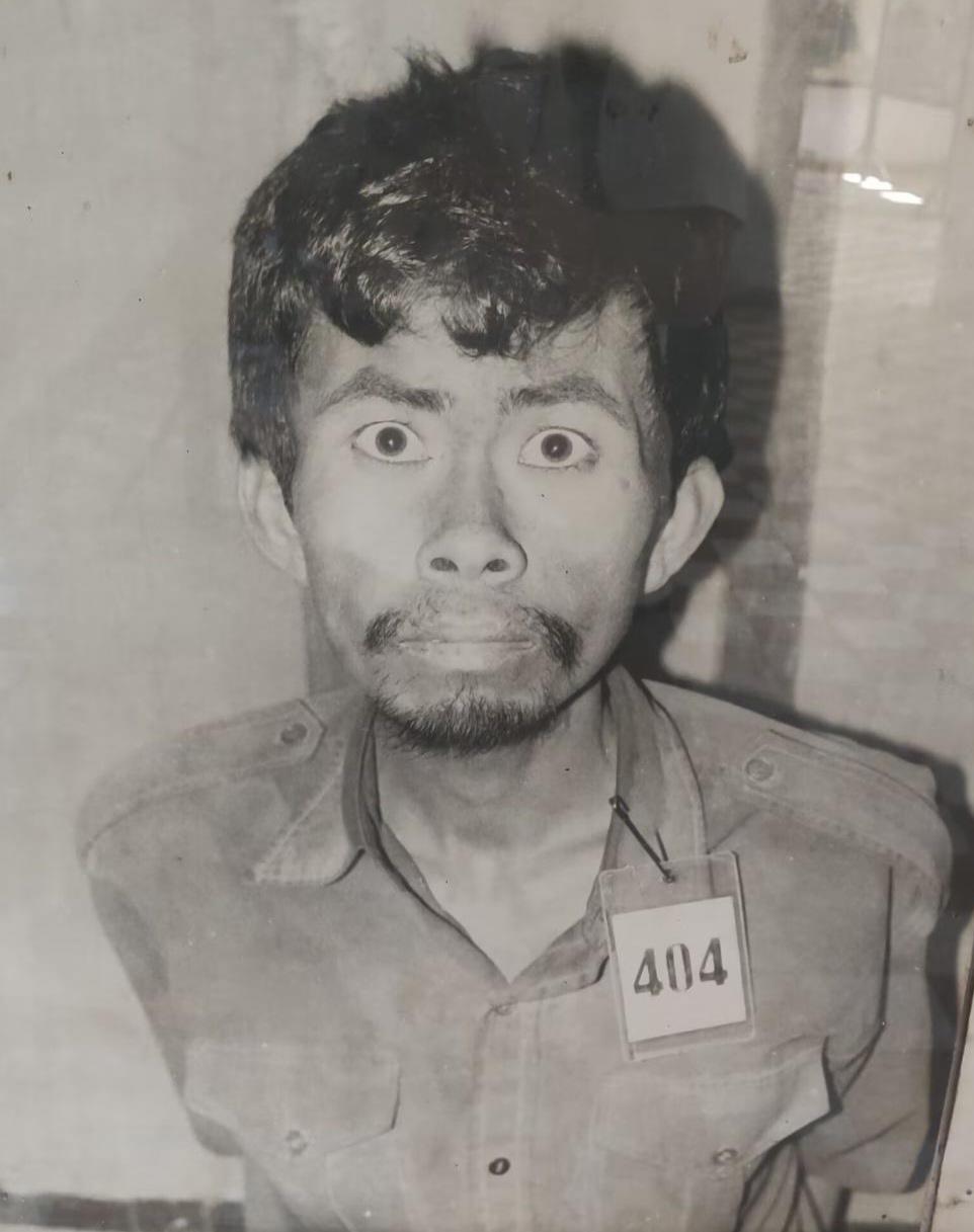 极度的恐惧，
极度的麻木，
仔细看看他的右臂，明显是被反绑，至于用的是手铐还是绳