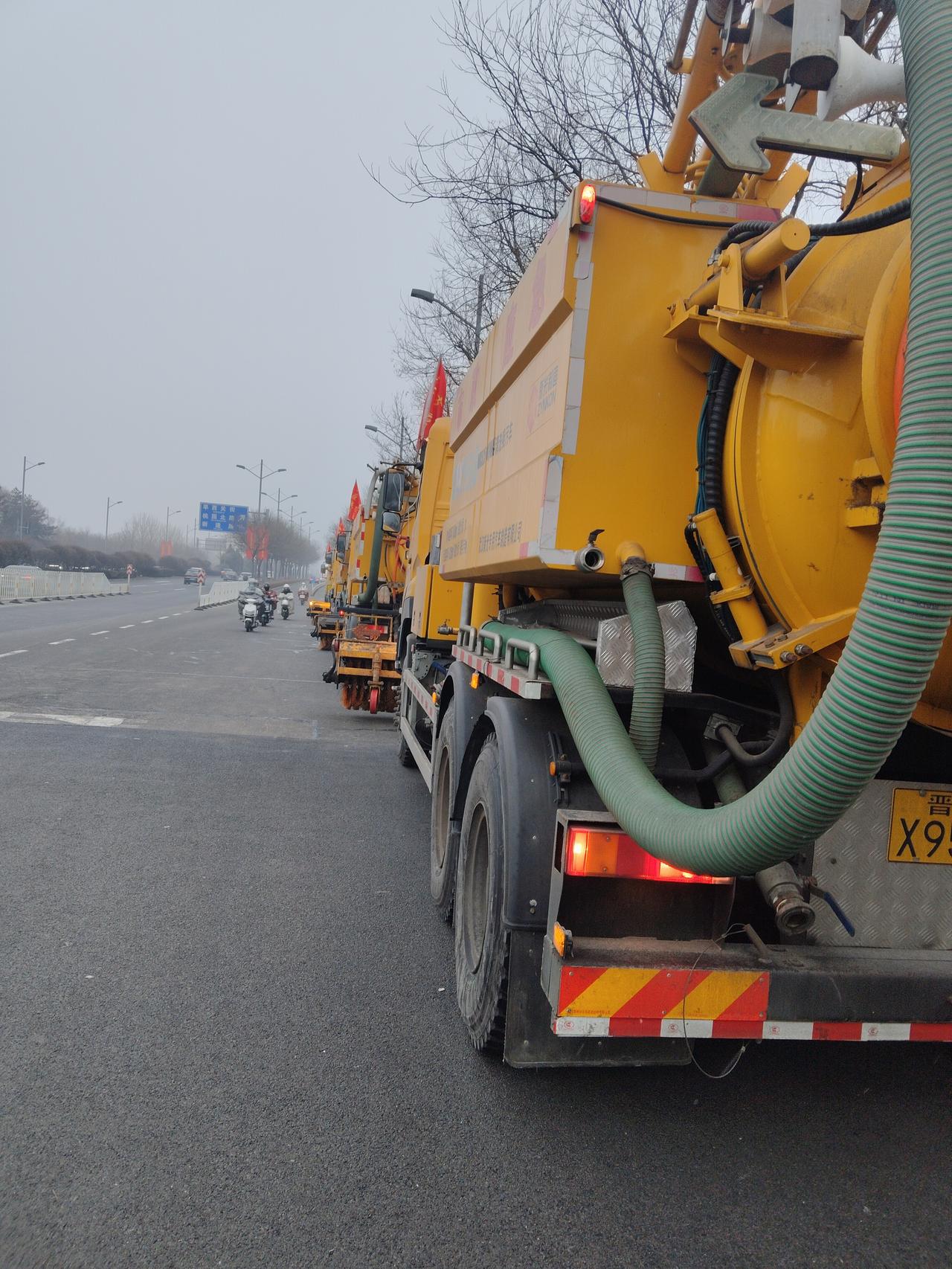 等了一晚上的雪，结果雪失约了，是该感到高兴呢还是失望呢？

我们不知道其它城市下