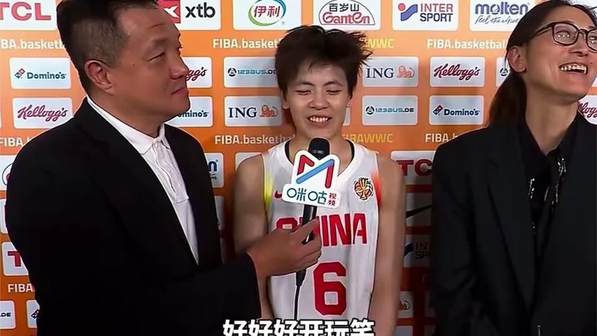 中国女篮61-90法国止步世界杯八强，赛后杨舒予接受采访，一句话