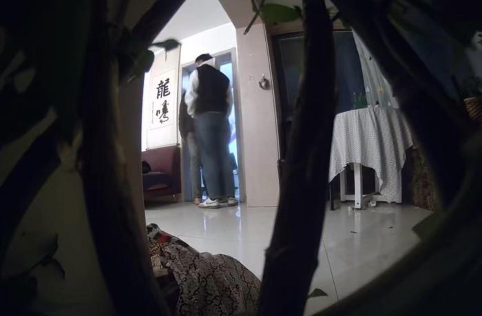 江苏泰州，一30岁男子被裁员后靠跑滴滴和外卖谋生，母亲不满其状态，便委托5名壮汉