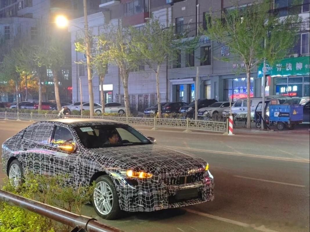 要买3系的朋友可以再等等了虽然降价增配的中期改款很香不过全新换代一个在智能化和架