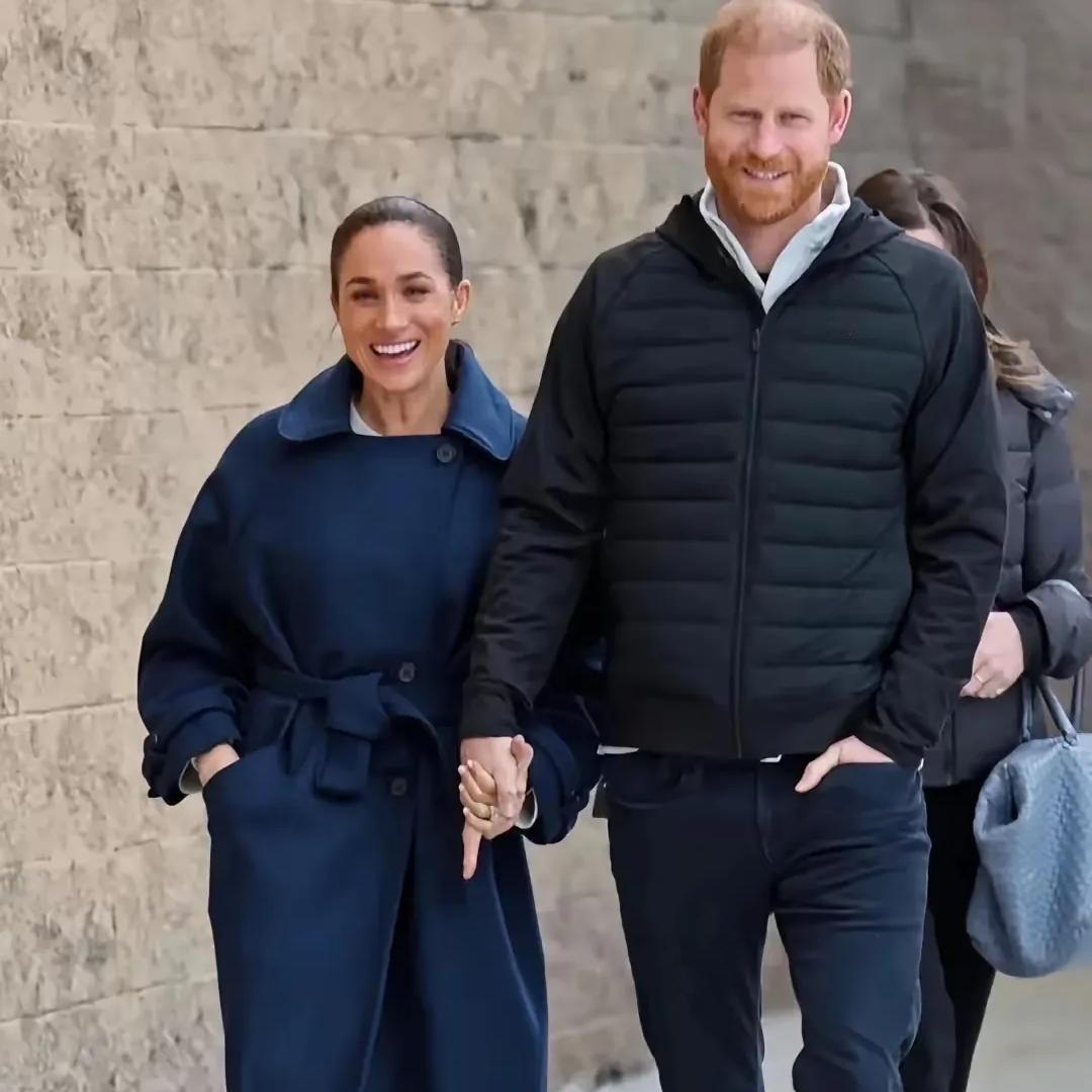 脸上的光不会骗人！
哈里王子和梅根虽然脱离了英国王室，
但是感觉他们过得非常愉快