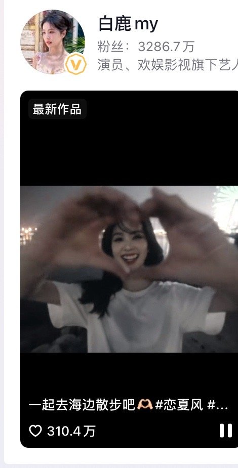 一件简简单单的无图案纯白T➕牛仔短裤  没有扎头发就这么随意散着头发  用DV录