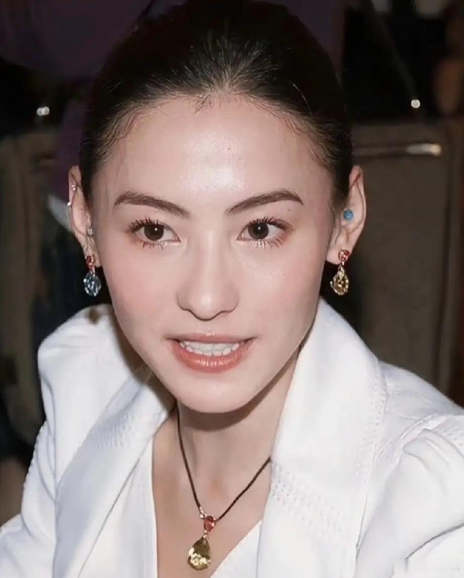 张柏芝这招真是高明，只带小儿子看周星驰的《功夫女足》。大儿子和二儿子爷爷刚离开没