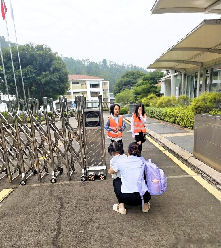 五一节结束，幼儿园开学。早晨7:45，第1次送孙女去幼儿园。到了幼儿园，阿姨先给