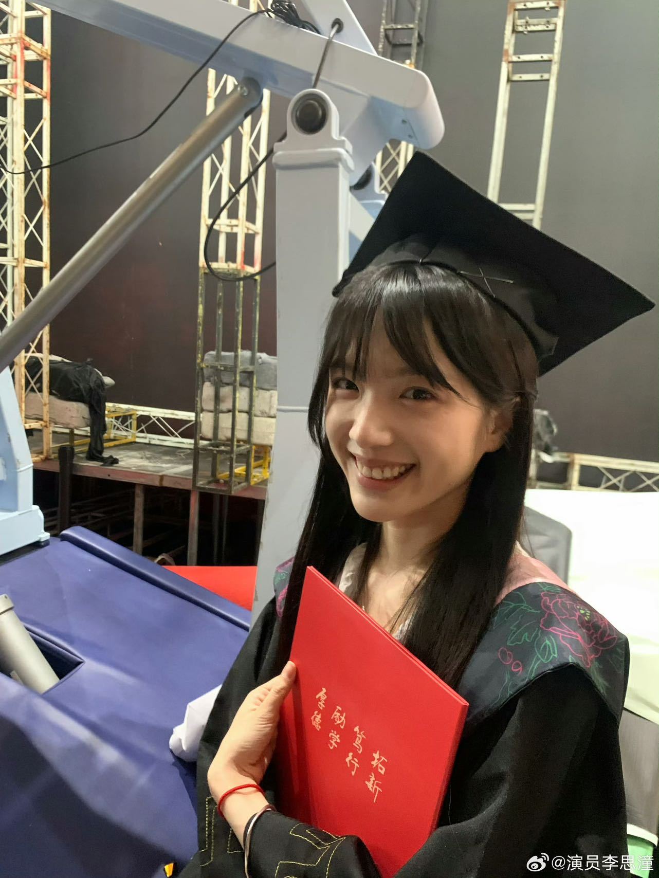 李思潼 我们都会是很棒的大人 告别校园篇章，6月26日身着学士服站上广东财经大学