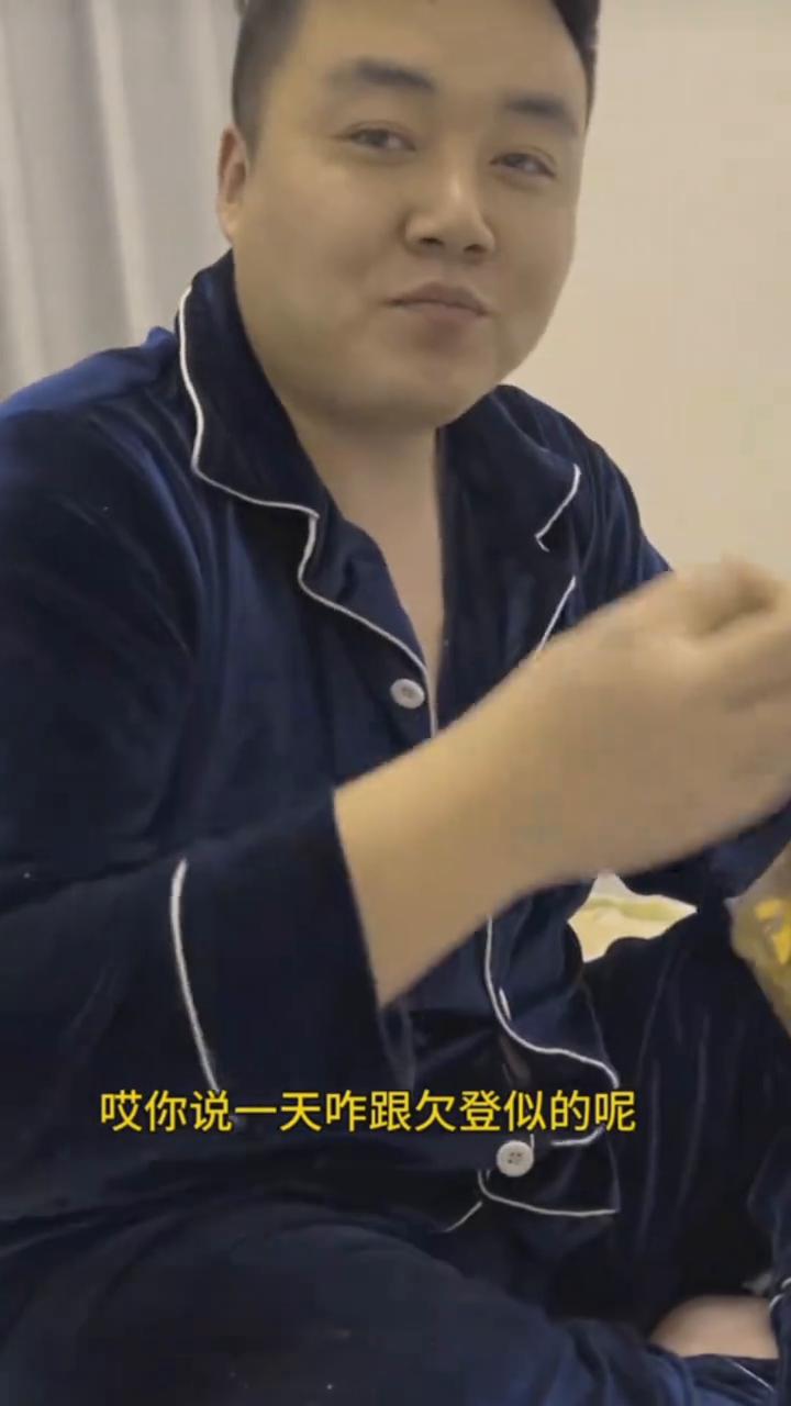 这家伙吃还让人家喂呢。这家伙是功劳不小，根本都不会往嘴搁。