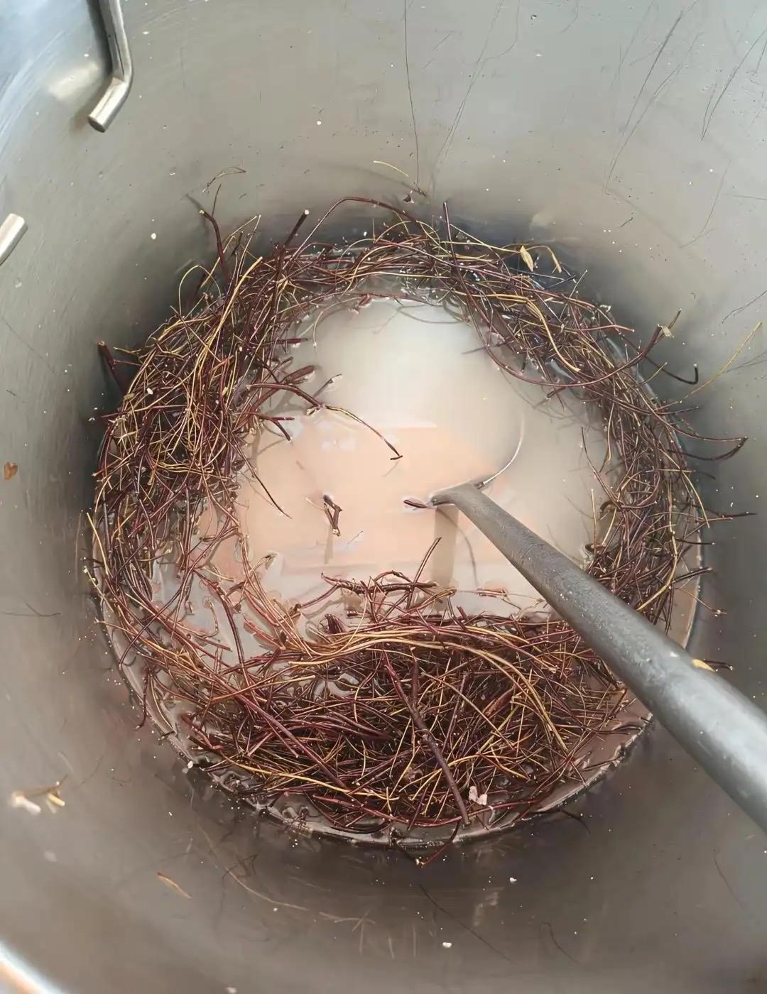 公司食堂熬的特色草本清汤，一锅细细的根茎藤条慢炖，汤色清润不厚重，配午饭解腻一绝