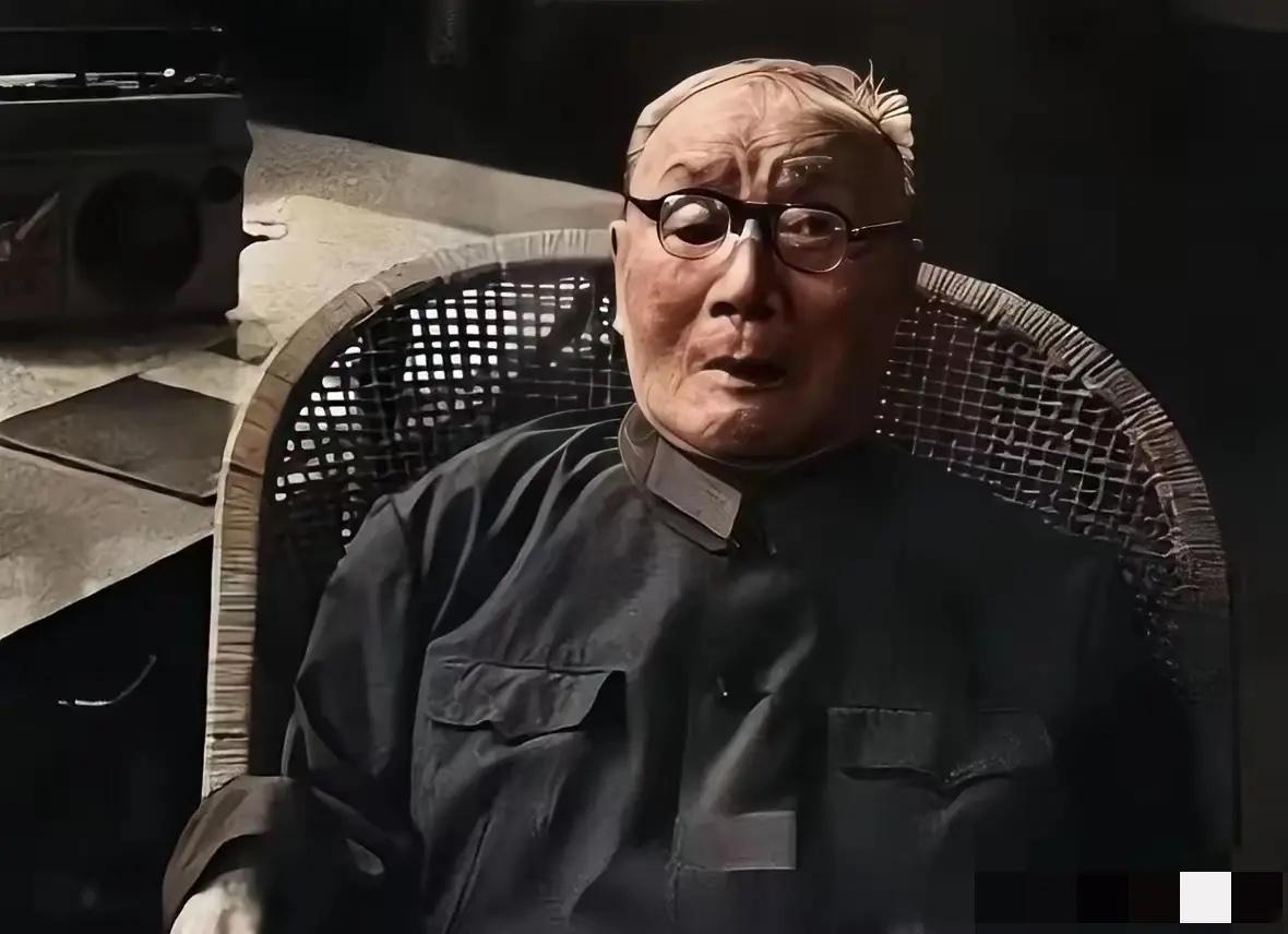 让人泪目，曾经统率千军万马的“军神”刘伯承元帅，年近九十，静静地坐在椅上，双目失