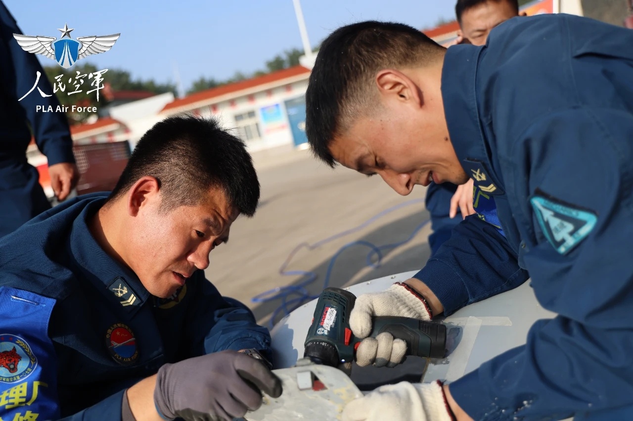 中空两支六爷部队不打码的团徽和车牌[二哈]烽火问鼎计划制胜空天 ​​​