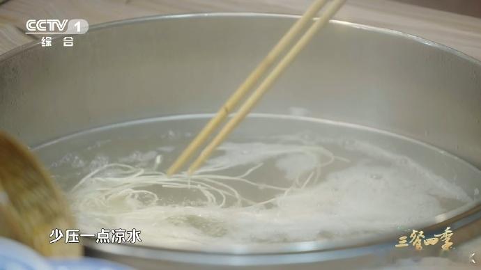 离了撒贝宁老师谁还逗我笑，看到撒贝宁老师这怎么甩面还甩到脸上去了[笑cry]亲自