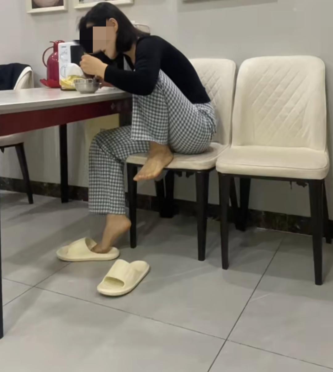 如实回答，这是不是你一个人在家吃饭的样子？主打一个松弛感……[灵光一闪][灵光一