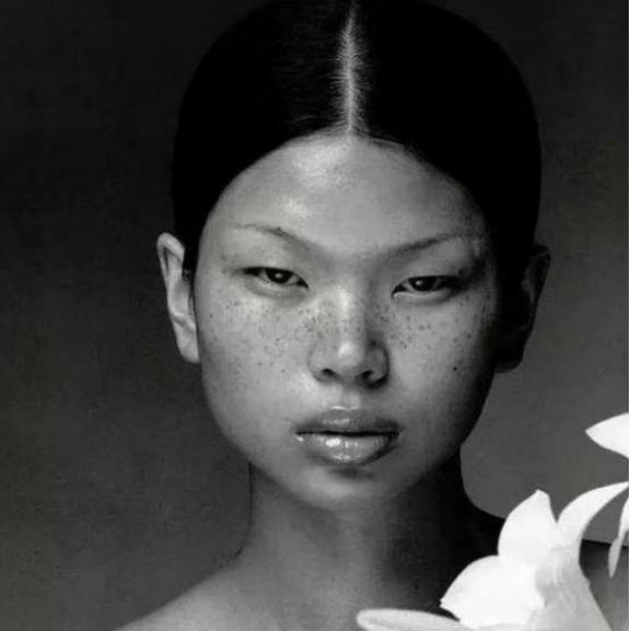 1999 年，18岁满脸雀斑的吕燕去面试模特，一个男人却对着她说：“你真漂亮，真