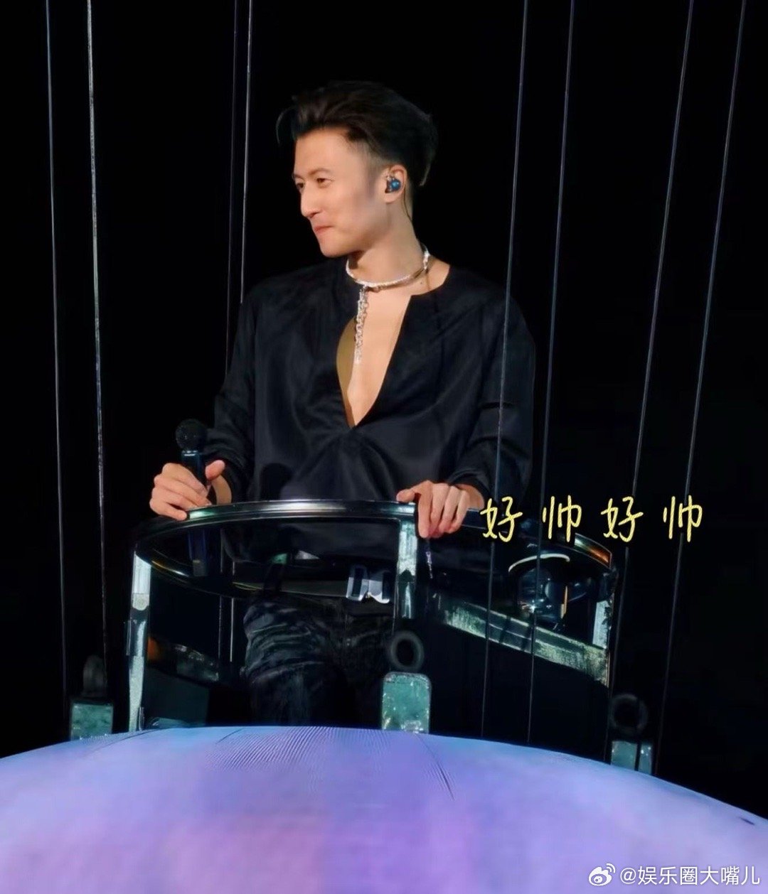 谢霆锋月老上号了 谢霆锋唱着唱着突然来一句，带对象来的亲一个，说完自己就笑开了。