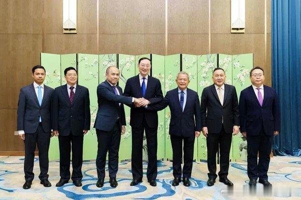 7月30日，中国🇨🇳—柬埔寨🇰🇭—泰国🇹🇭三方非正式会晤在上海举行，