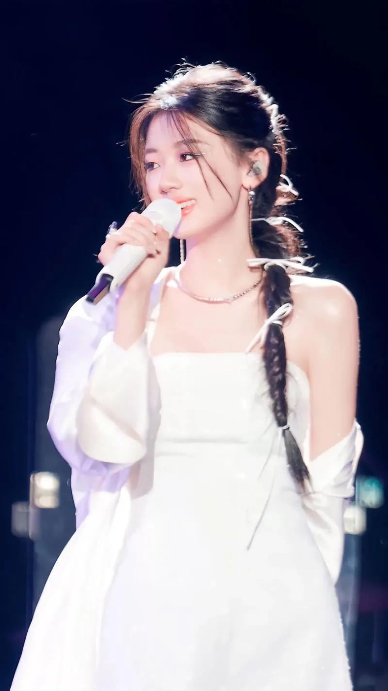 单依纯飘了？

当年好声音《永不失联的爱》多纯净啊，19岁白衣少女，歌声清亮像山