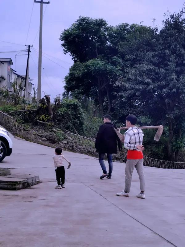 我认同“爹好娘好，不如自己强”。虽说父母厉害对孩子成长有帮助，但家庭里爹厉害，孩