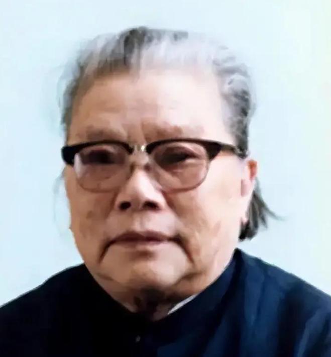 1992年，北京某医院的病床上，一位81岁的老人已奄奄一息。家人俯身问她：有什么