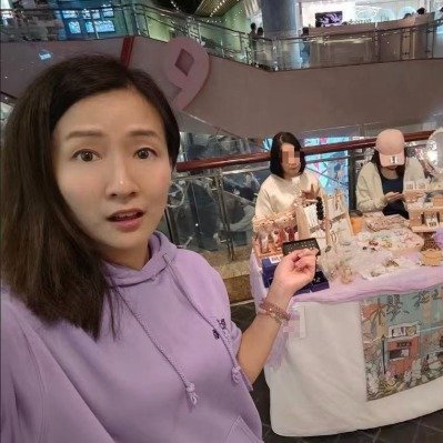 TVB女演员梁珈咏商场摆摊是金子总会闪闪发光，没有戏拍就只能暂时转行业去养家糊口