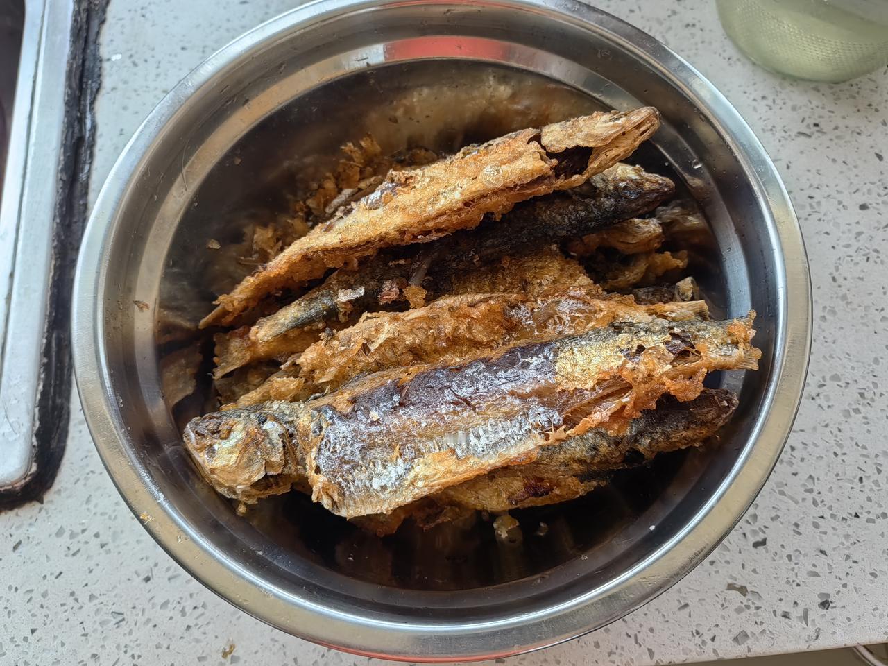 昨天下班，我去金州汇金熟食市场买小饼子，看到摊位上有炸鳞鲫鱼，感觉很好吃的样子，