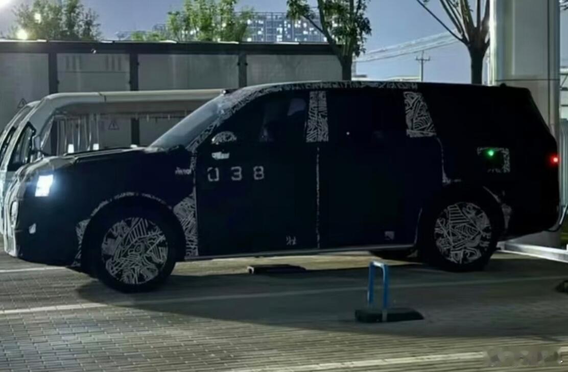 名字确定就叫YU9了吗？看起来新车的尺寸真不小，长度、高度都比YU7大了一圈，应
