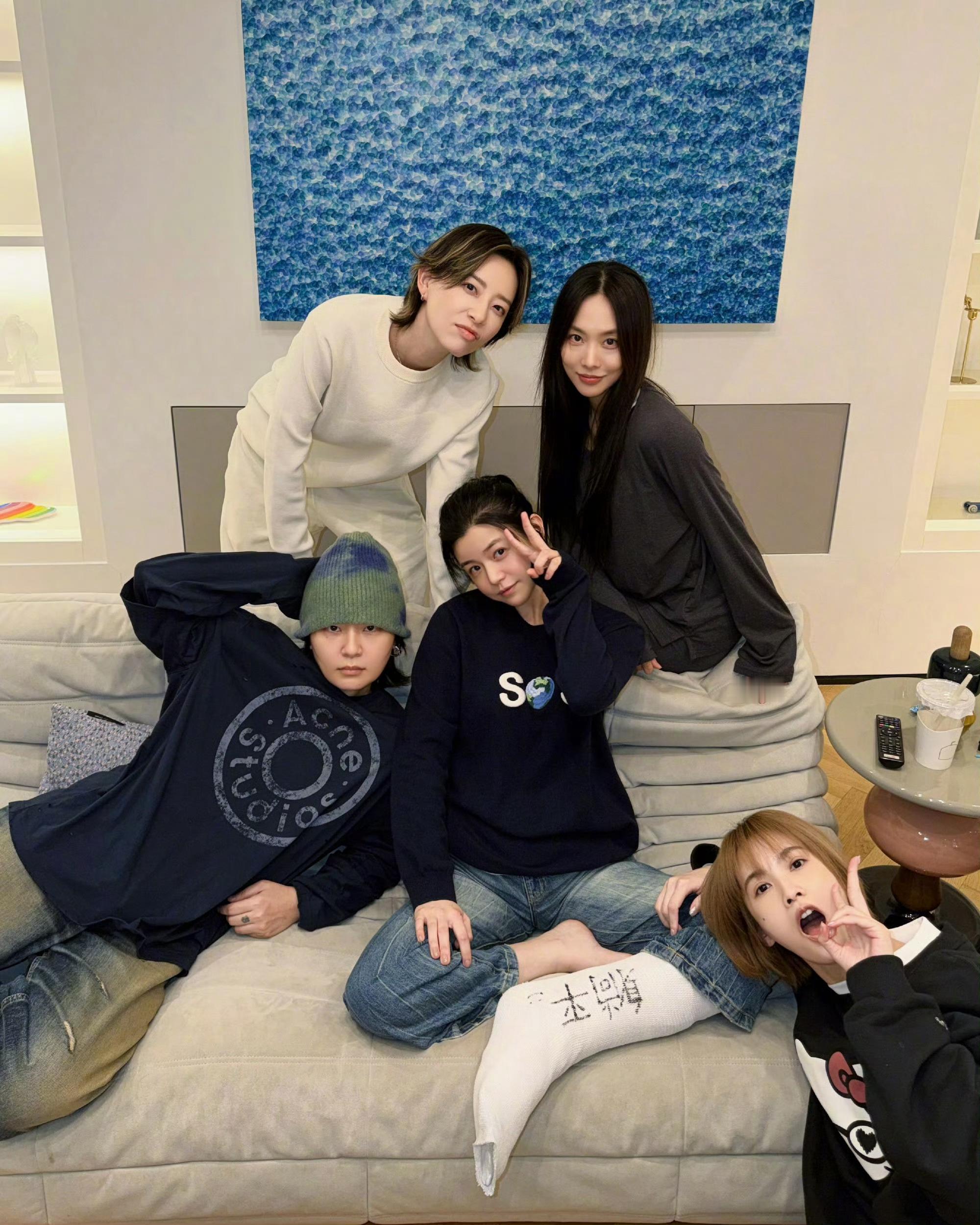 陈妍希晒浪姐2聚会照呜呜呜呜呜陈妍希的姐妹们去探病了浪姐2姐妹团探病陈妍希浪姐2