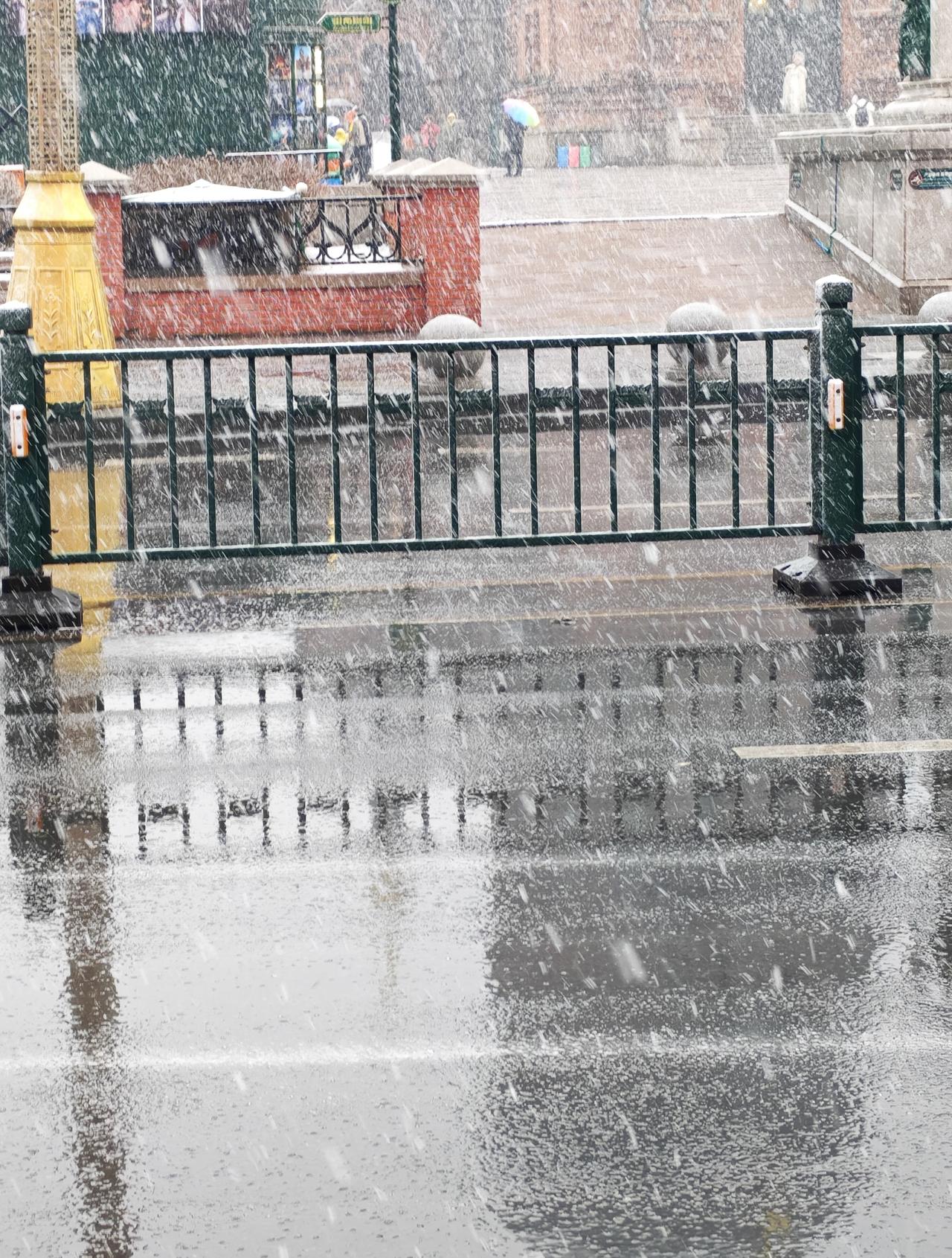 啊啊啊啊别提了，这边下的雨夹雪
又冷又湿乎乎的 ​​​