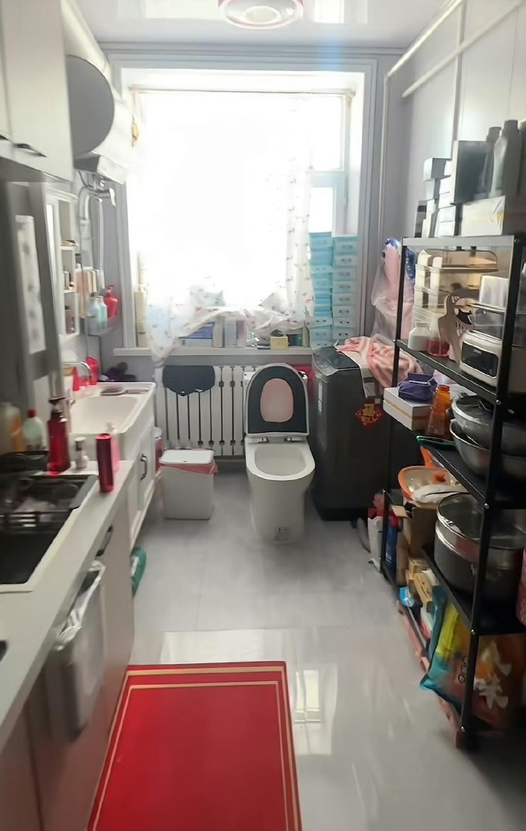 内蒙走廊被邻居占用的女子，最应该追责的人应该是物业。

邻居占走廊，不是简单放个