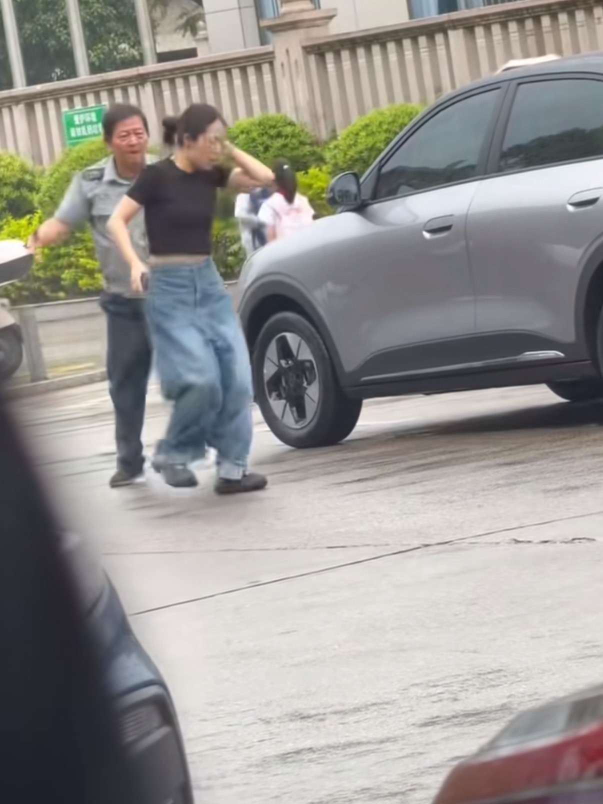 女子脚踹保安被扇事件警方已立案律师称扇女子耳光保安力度过重发生口角，情绪失控；挨