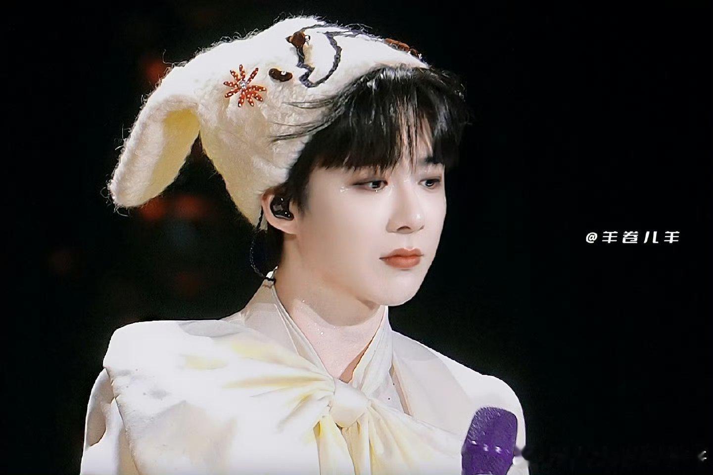 刘宇宁今天是抓娃娃机  被刘宇宁可爱到晕乎乎！舞台上活力满满，结尾撒玩偶像超大方