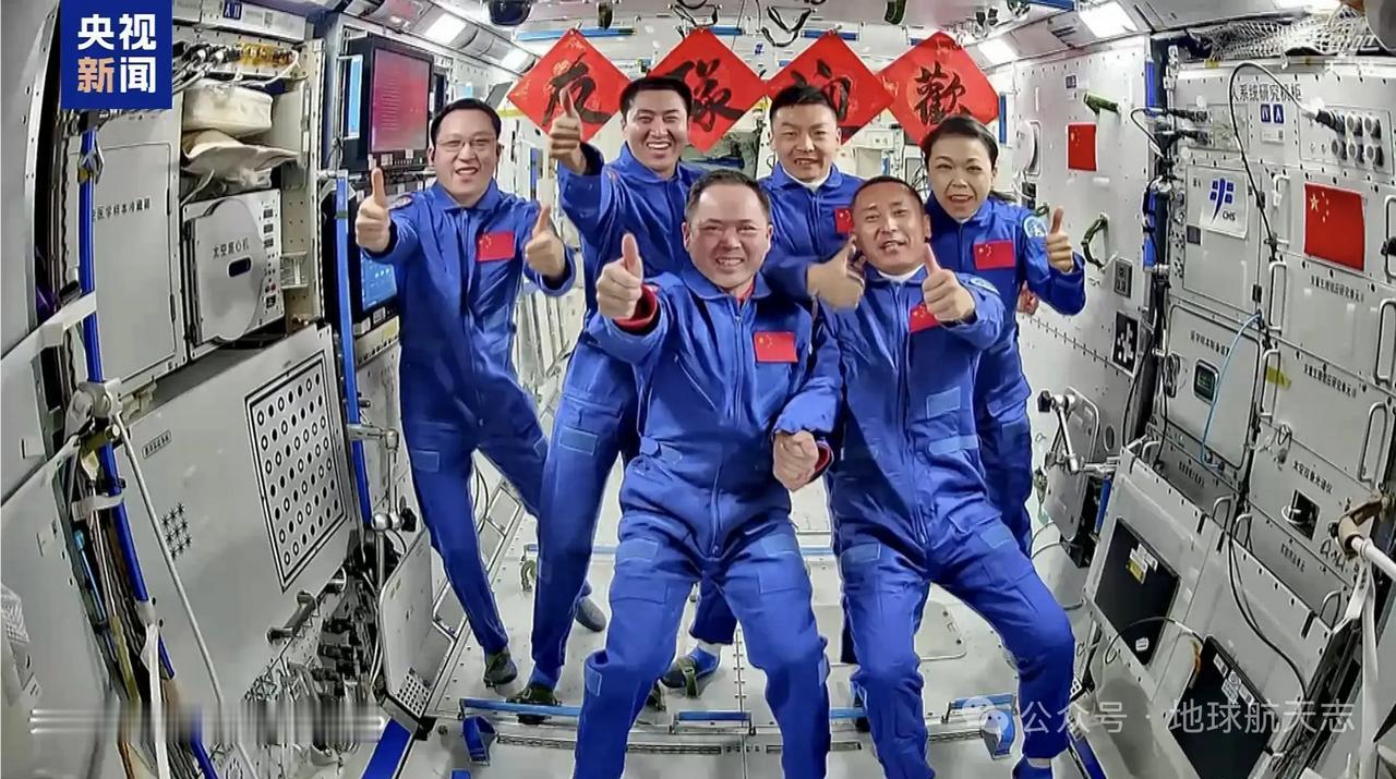女性在团队中可以发挥温柔的力量，有助于缓解紧张气氛。
同时，还可以让男航天员缓解
