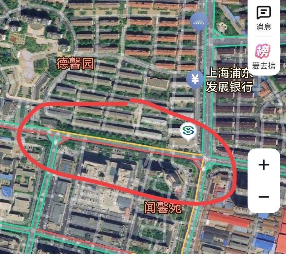 即墨区文峰路德馨小学以东路段堵车严重，这是什么情况？学生今天休息，也没见有交通事