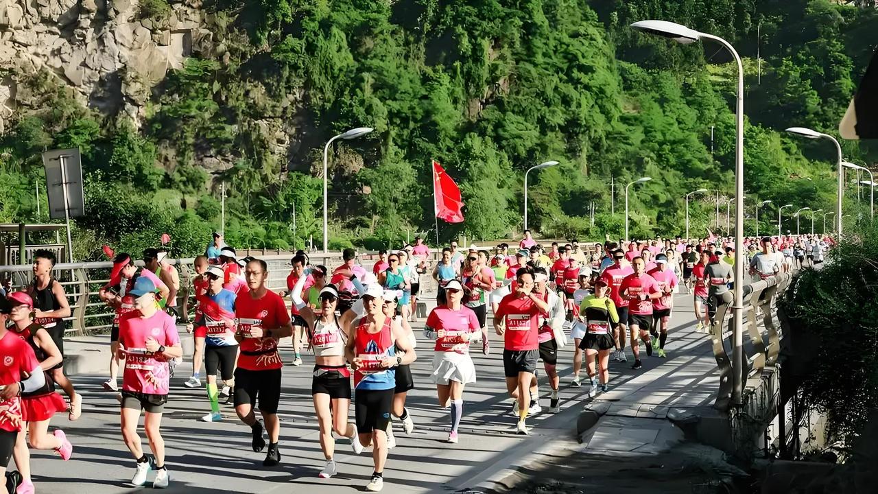 2025黄石半程马拉松有新消息啦！12月9日的新闻发布会公布了奖牌和服装。这赛事