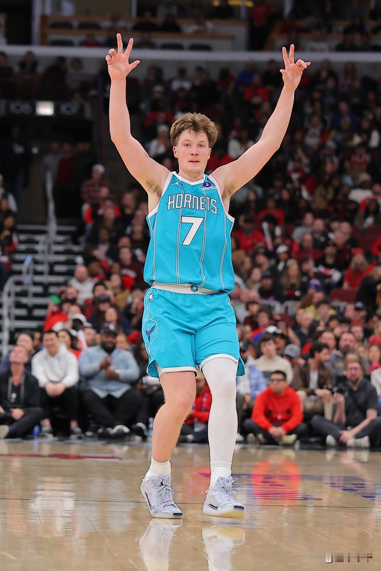 完全不像个新秀，克尼佩尔爆砍23分打爆联盟第一雷霆队!

在今天黄蜂与雷霆的NB