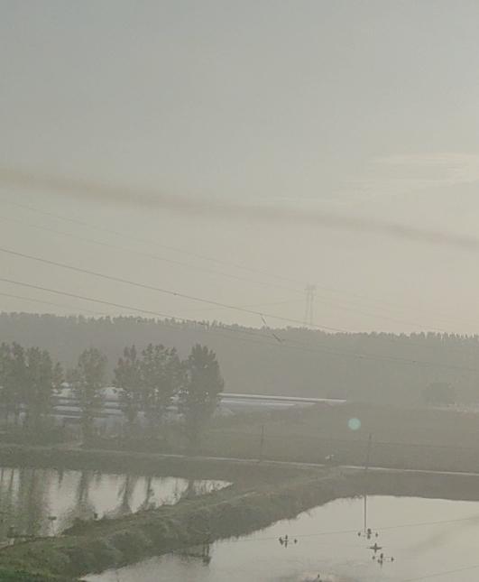 下大雨，高速上，中间道跑60-70码没大毛病，有车占着超车道，不止一辆，几乎是恒