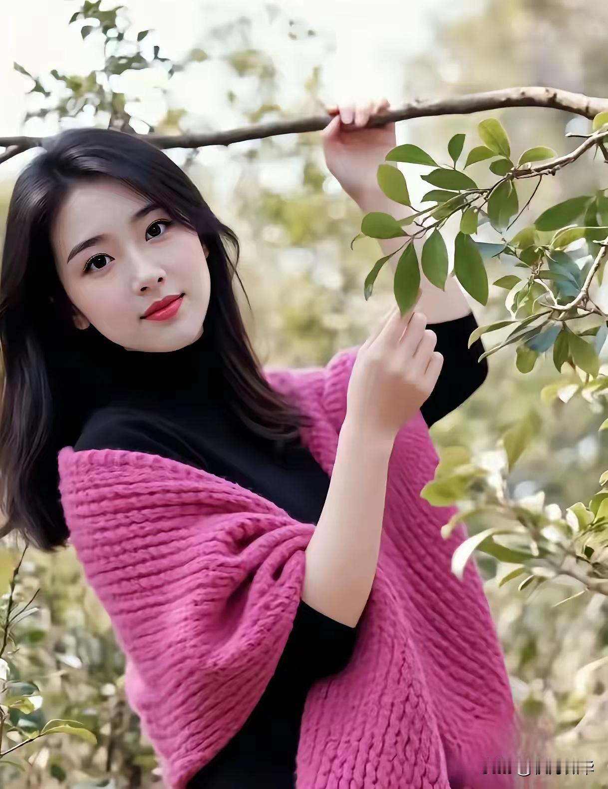 粉嫩毛衣少女，秋日暖阳下的甜美时光
