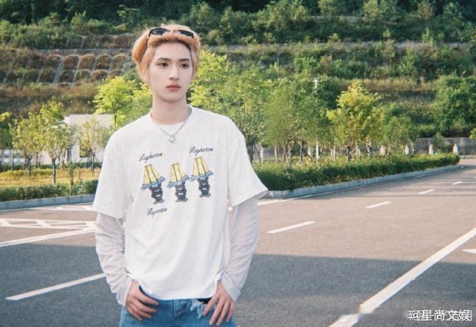 #严浩翔胶片风明信片##严浩翔把墨镜当头箍#严浩翔胶片风明信片有着独特的美学价值